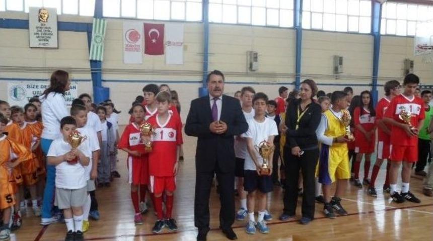 Urla&rsquo;da Okullar Arası Geleneksel &Ccedil;ocuk Oyunları Şenliği Yapıldı