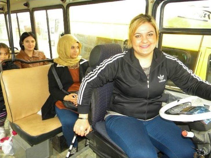 Edirne’nin Bayan Minibüs Şoförü Görenleri Şaşırtıyor