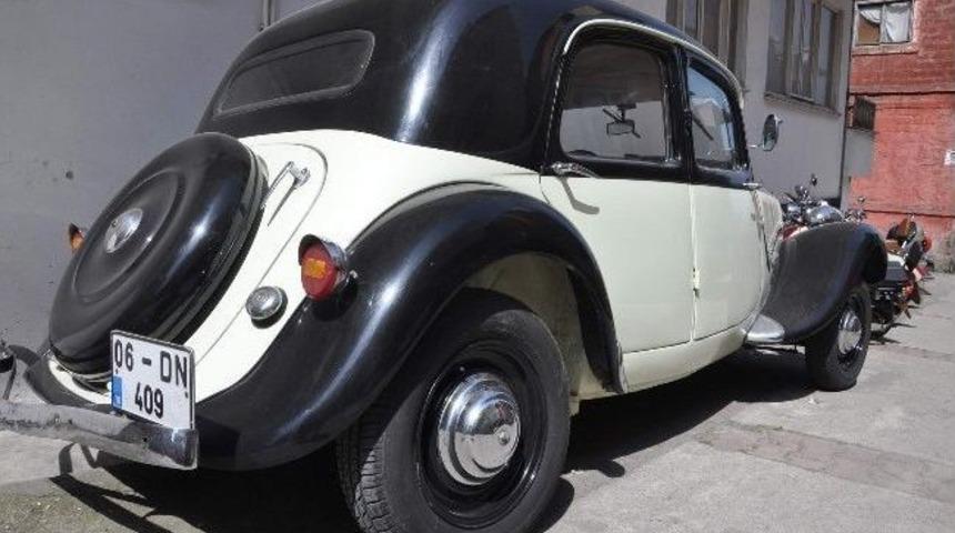 Antika Arabaya G&ouml;z&uuml; Gibi Bakıyor