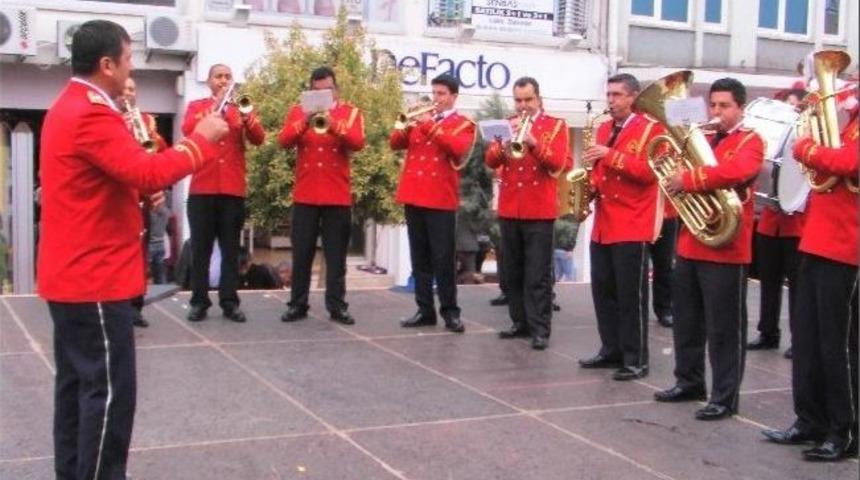 Edirne&rsquo;de Yağmur Altında Bando G&ouml;sterisi