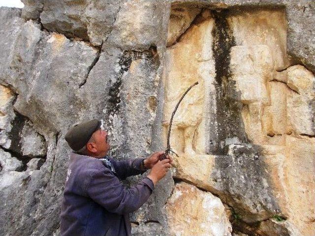 Çukurova’da İnsan Cesedi Görünümlü Esrarengiz Kale Bulundu