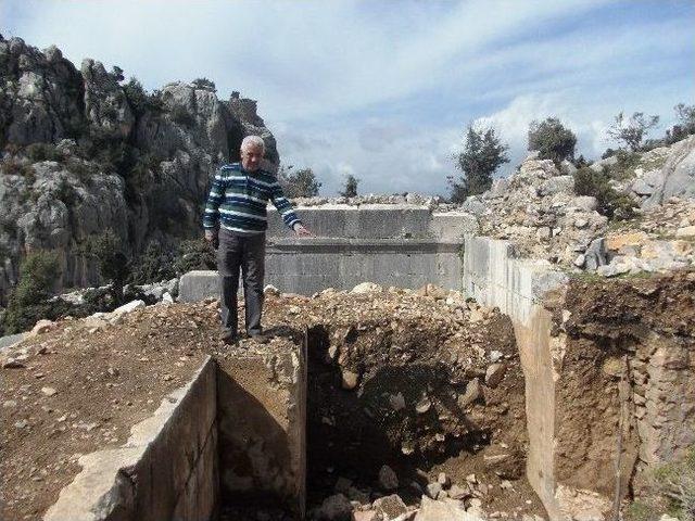 Çukurova’da İnsan Cesedi Görünümlü Esrarengiz Kale Bulundu