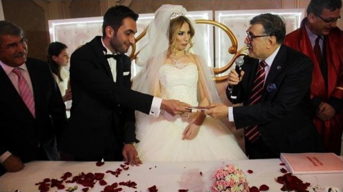 Eski Bakanların Da Katıldığı D&uuml;ğ&uuml;nde Dolarlar Havada U&ccedil;uştu