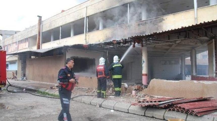 Eski Otogar'da &Ccedil;ıkan Yangın İtfaiye Tarafından S&ouml;nd&uuml;r&uuml;ld&uuml;