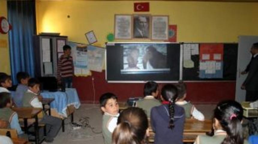 &Uuml;niversite &Ouml;ğrencileri İlk&ouml;ğretim Okulunda Sinema G&ouml;sterimi Yaptı