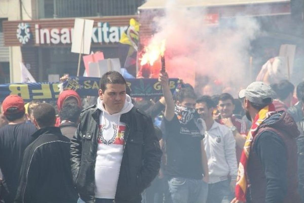 Beyoğlu&rsquo;nda Taraftarlara Toma&rsquo;lı M&uuml;dahale