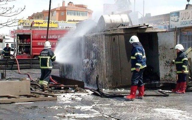 Aksaray’da Atıl Vaziyetteki Konteyner Yandı 1