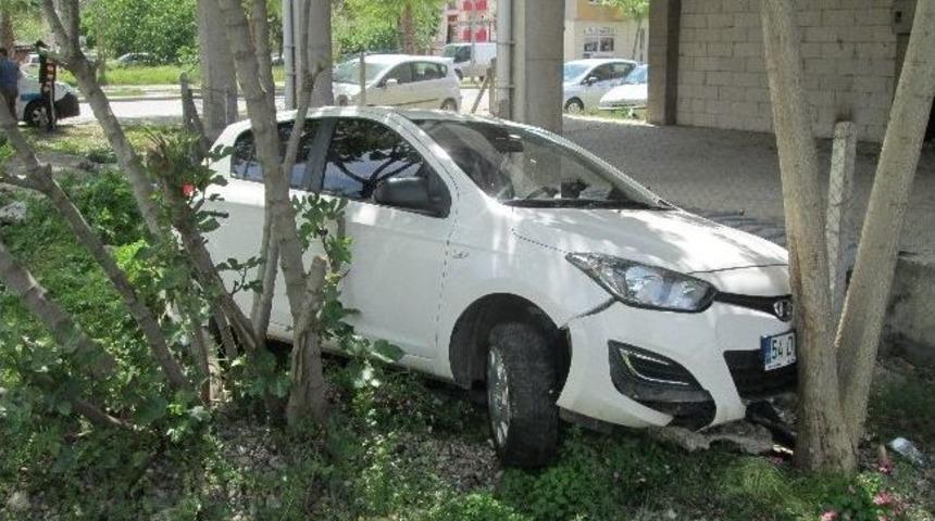 Yoldan &Ccedil;ıkan Ara&ccedil; Ağaca &Ccedil;arptı