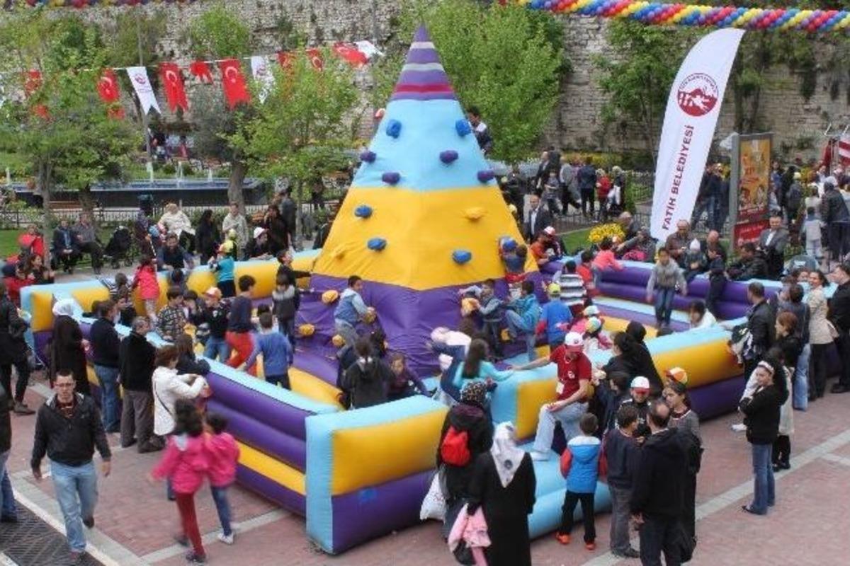 Fatih&rsquo;te Renkli &Ccedil;ocuk Şenliği