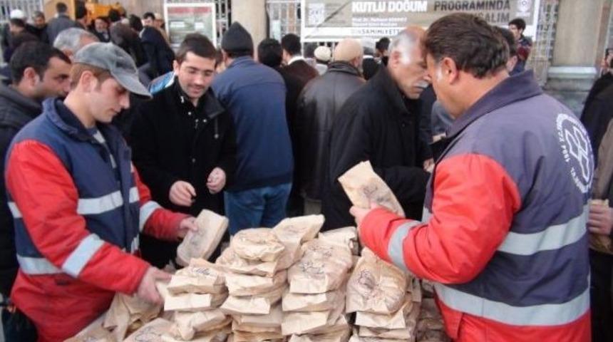 Lala Paşa Camisinde Sabah Namazını Kılanlara &Ccedil;ay Ve Simit S&uuml;rprizi