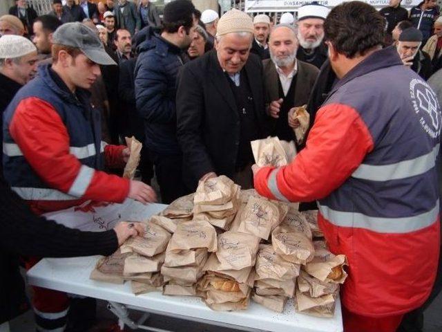 Lala Paşa Camisinde Sabah Namazını Kılanlara Çay Ve Simit Sürprizi