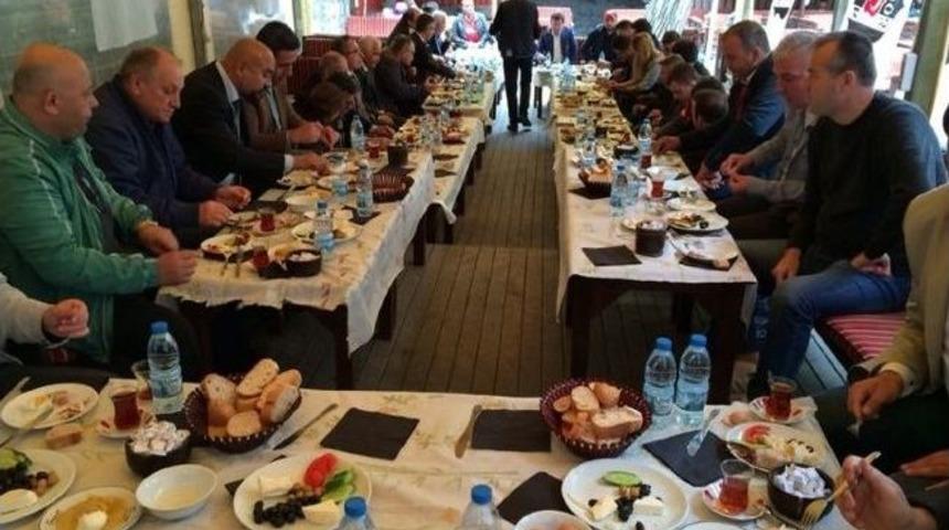 Beşiktaşlı Taraftar Dernekleri Derbi &Ouml;ncesi Kahvaltıda Bir Araya Geldi