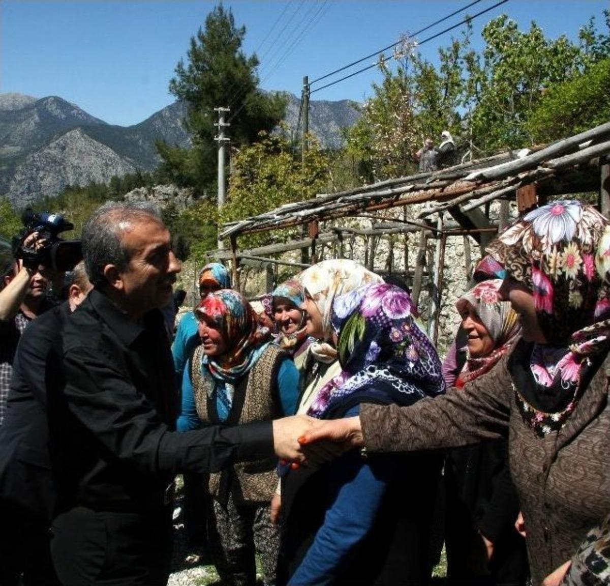 Bakan Eker, Şakayıkları G&ouml;rmek İ&ccedil;in Dağa &Ccedil;ıktı