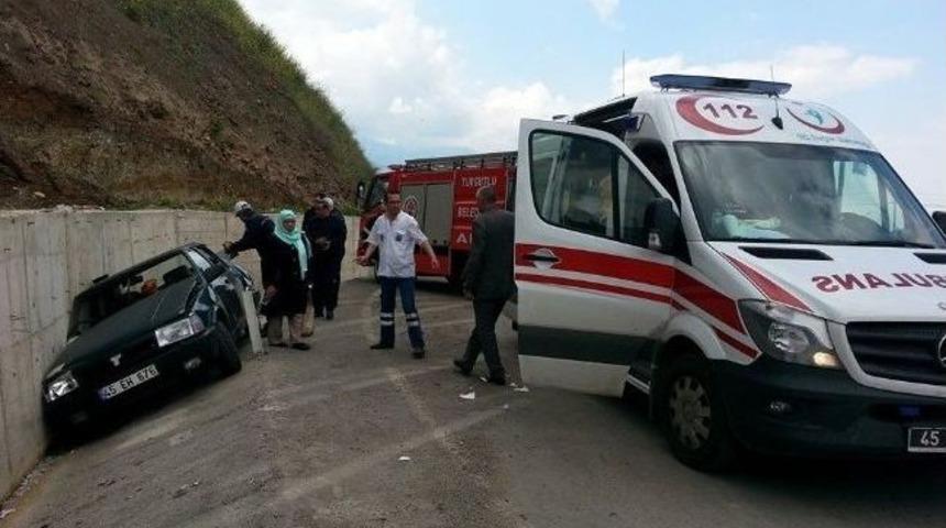 Bayan S&uuml;r&uuml;c&uuml; Duvara &Ccedil;arptı: 5 Yaralı
