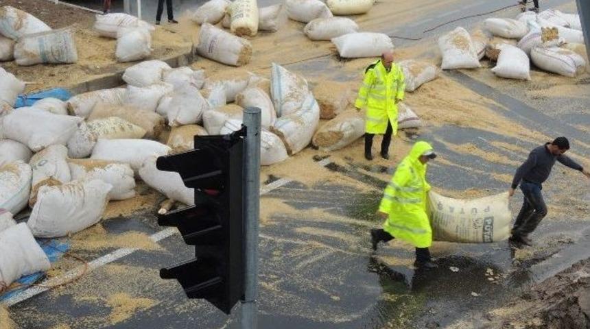 Saman Y&uuml;kl&uuml; Kamyon &Uuml;st Ge&ccedil;ide &Ccedil;arptı