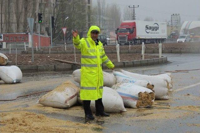 Saman Yüklü Kamyon Üst Geçide Çarptı 1