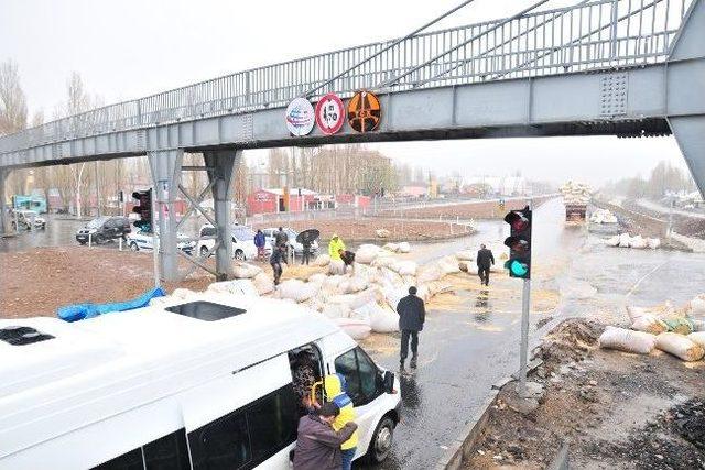 Saman Yüklü Kamyon Üst Geçide Çarptı 2