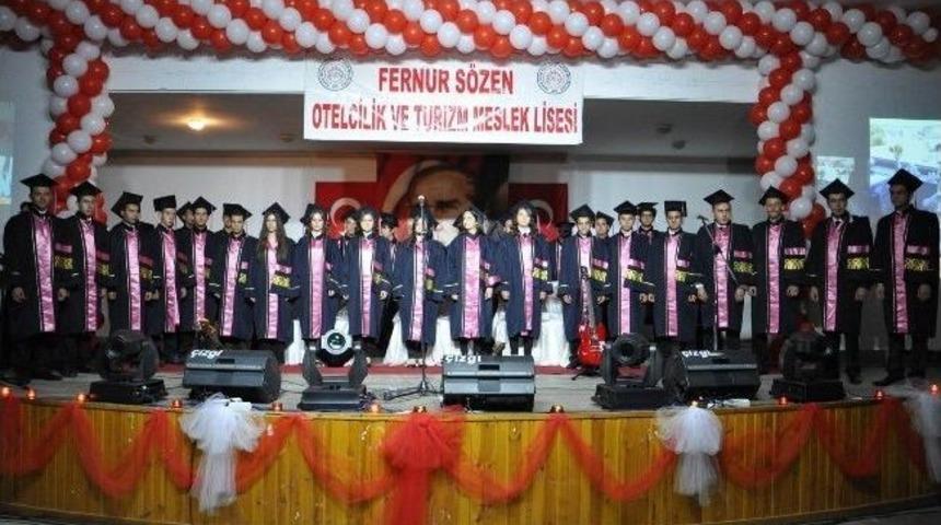 Altınoluk Fernur S&ouml;zen Lisesi&rsquo;nde Mezuniyet Gururu