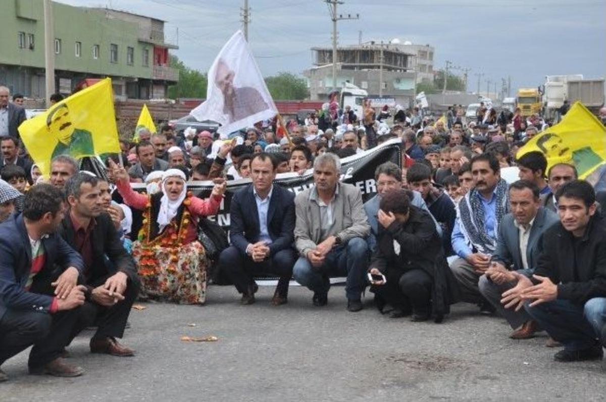 Vatandaşlar Bdp &Ouml;nc&uuml;l&uuml;ğ&uuml;nde Habur Sınır Kapısına Doğru Y&uuml;r&uuml;y&uuml;ş Yaptı
