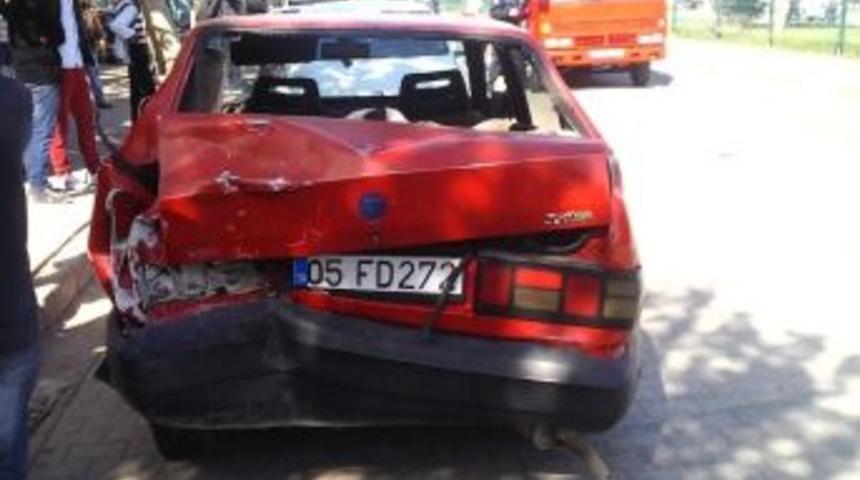 Adıyaman&rsquo;da, Tır Otomobile &Ccedil;arptı