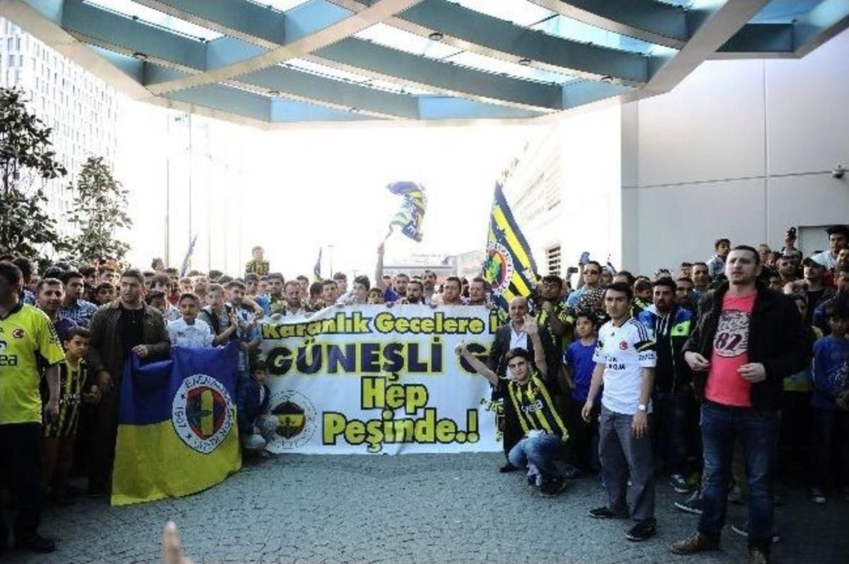 Fenerbah&ccedil;e Kafilesi Derbi İ&ccedil;in Stada Geldi