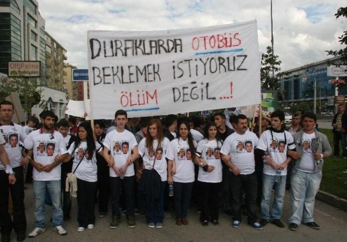 Trafik Kazasında Hayatını Kaybeden Arkadaşları İ&ccedil;in Y&uuml;r&uuml;d&uuml;ler