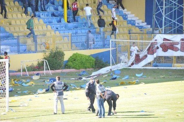 Yenilgiyi Kabullenemeyen Yeni Malatyaspor Taraftarı Stadı Savaş Alanına &Ccedil;evirdi 1