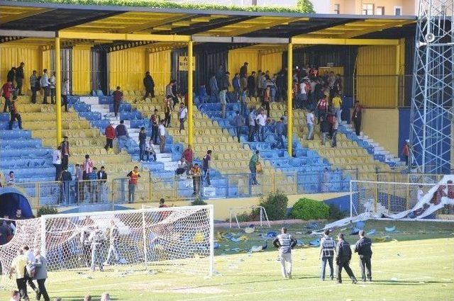 Yenilgiyi Kabullenemeyen Yeni Malatyaspor Taraftarı Stadı Savaş Alanına &Ccedil;evirdi 2