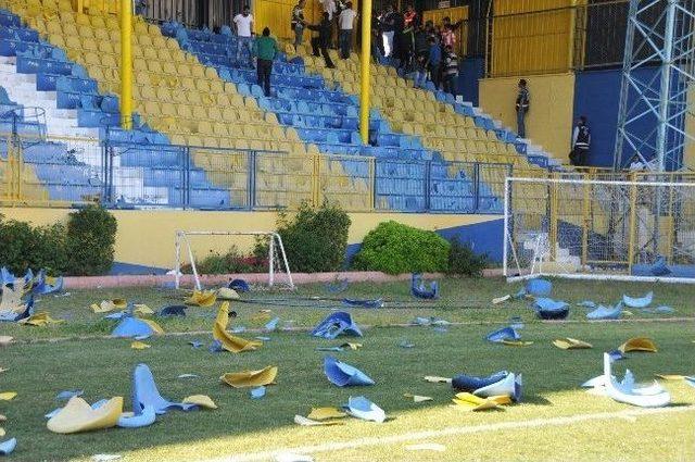 Yenilgiyi Kabullenemeyen Yeni Malatyaspor Taraftarı Stadı Savaş Alanına &Ccedil;evirdi 3
