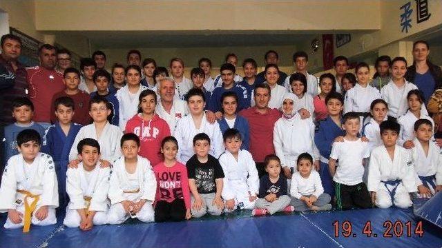 Judocu Gençler Yeni Kuşaklarını Taktı