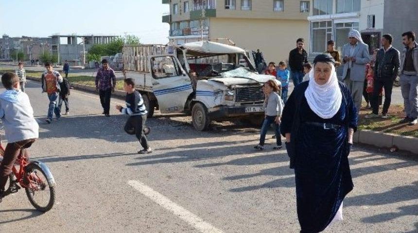 Viranşehir&rsquo;de Kamyonet Tır'a &Ccedil;arptı: 8 Yaralı