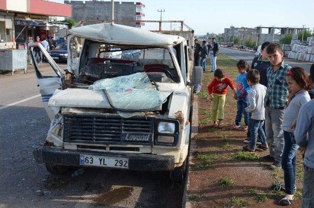 Viranşehir&rsquo;de Kamyonet Tır a &Ccedil;arptı: 8 Yaralı 1
