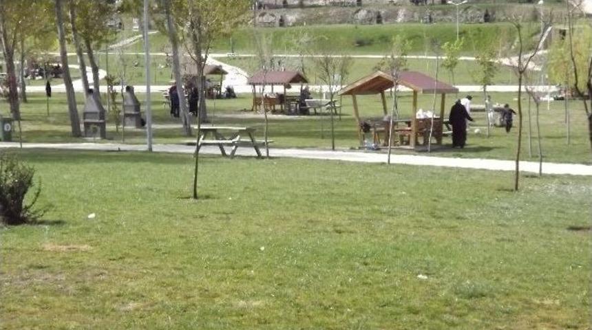 Vatandaşlar Pazar G&uuml;n&uuml; Parklara Akın Etti