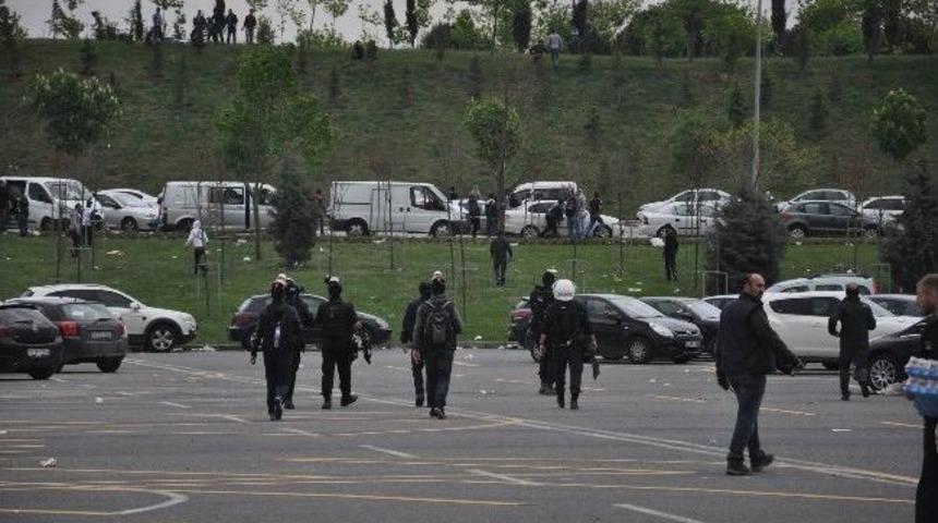 Ma&ccedil;a Giremeyen Taraftarlar Polise Saldırdı