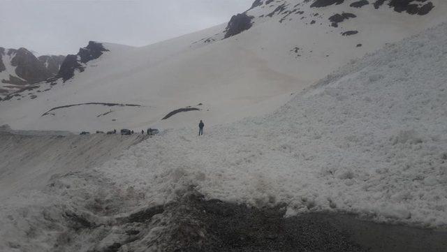 Van-Bah&ccedil;esaray Karayoluna &Ccedil;ığ D&uuml;şt&uuml; 1