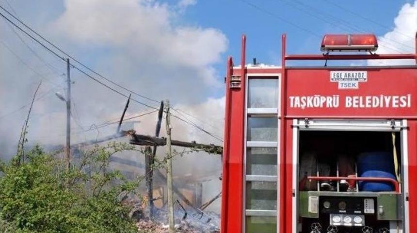 Taşk&ouml;pr&uuml;'de Yangın: 2 Ev K&uuml;l Oldu