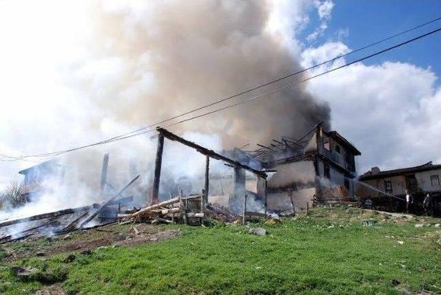 Taşköprü'de Yangın: 2 Ev Kül Oldu