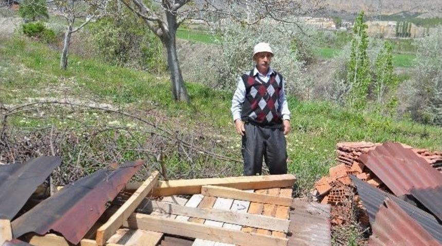 Tosya'da Hortum Evin &Ccedil;atısını U&ccedil;urdu