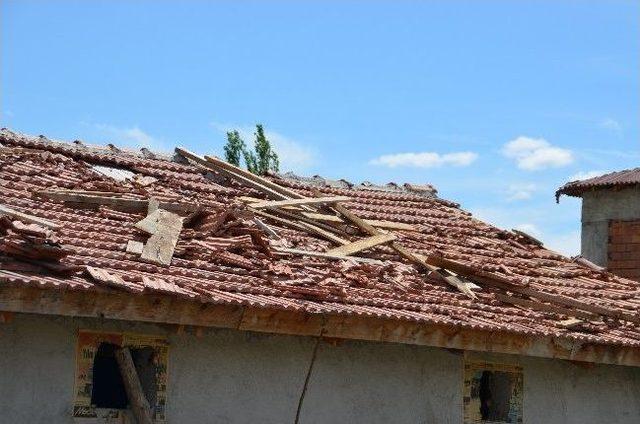 Tosya'da Hortum Evin Çatısını Uçurdu