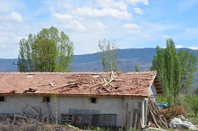 Tosya'da Hortum Evin Çatısını Uçurdu