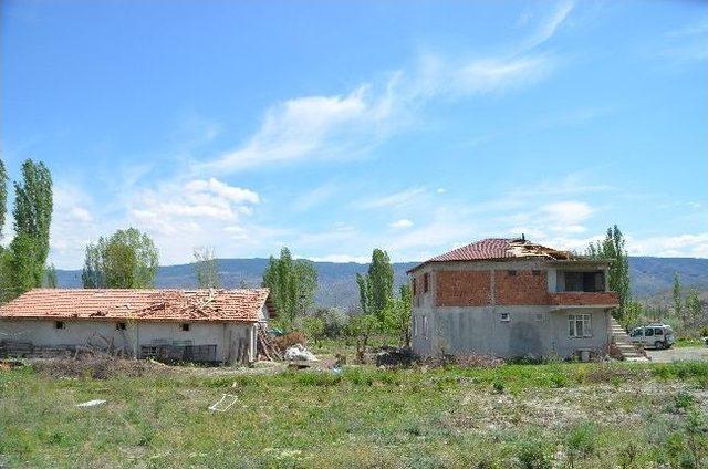 Tosya'da Hortum Evin Çatısını Uçurdu