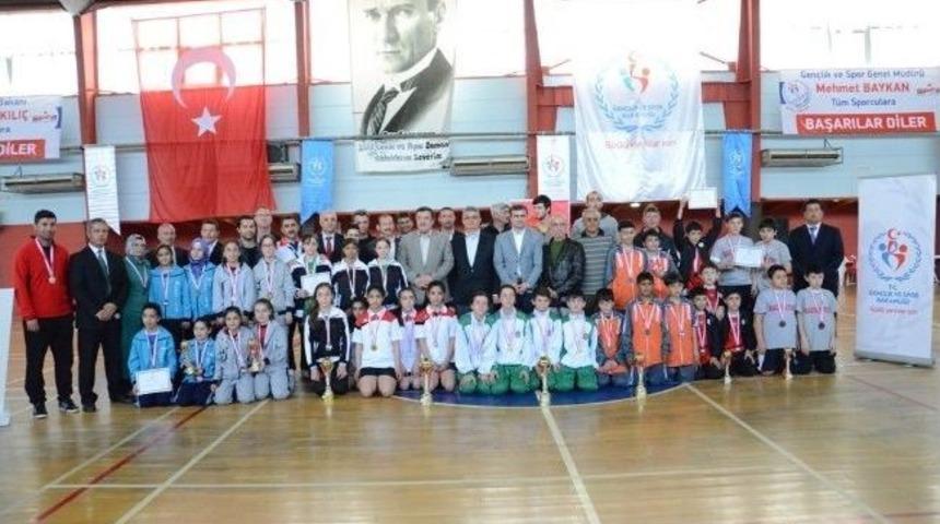 K&uuml;&ccedil;&uuml;k Badmintoncular D&uuml;zce&rsquo;de Şampiyon Oldu