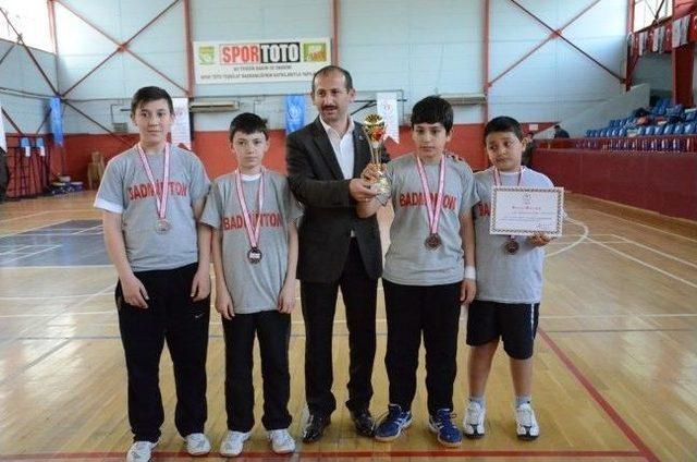 K&uuml;&ccedil;&uuml;k Badmintoncular D&uuml;zce&rsquo;de Şampiyon Oldu 1