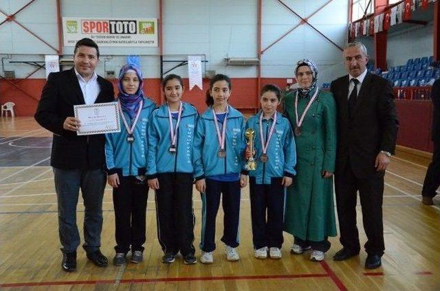 K&uuml;&ccedil;&uuml;k Badmintoncular D&uuml;zce&rsquo;de Şampiyon Oldu 3