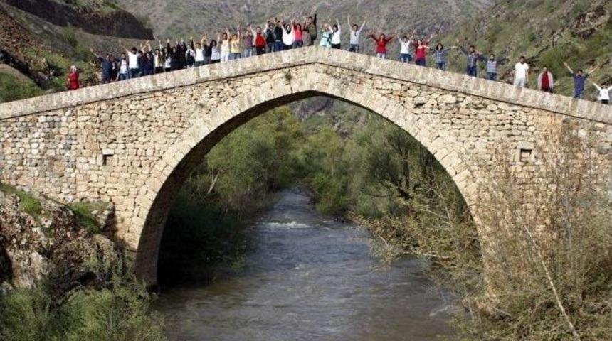 &Uuml;niversite &Ouml;ğrencileri Şemdinli&rsquo;de