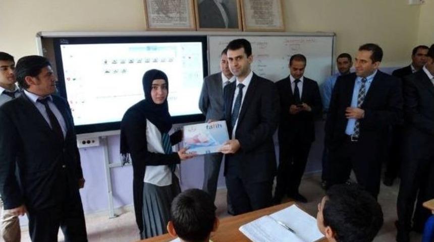 Hanide &Ouml;ğrencilere Tablet Bilgisayar Dağıtıldı