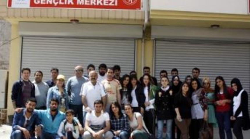 &Uuml;niversite &Ouml;ğrencilerinden Gen&ccedil;lik Merkezine Ziyaret