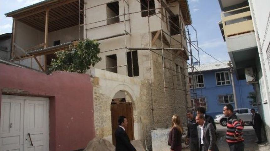 Kozan&rsquo;da Yapıcı Konağı&rsquo;nın Restorasyon &Ccedil;alışmaları Devam Ediyor