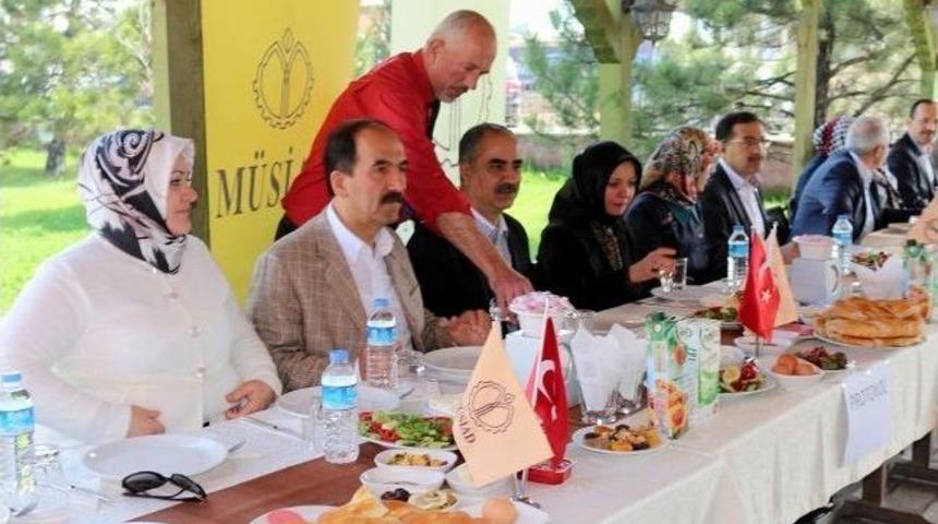 Sivas Belediye Başkanı Aydın, M&uuml;siad &Uuml;yeleriyle Bir Araya Geldi