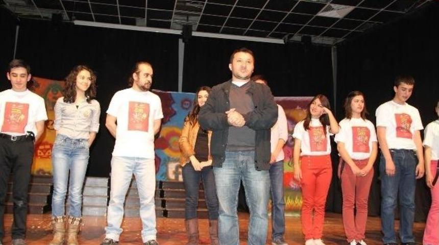 Gen&ccedil; Denizli Tiyatro Kul&uuml;b&uuml;&rsquo;n&uuml;n Oyununa B&uuml;y&uuml;k İlgi